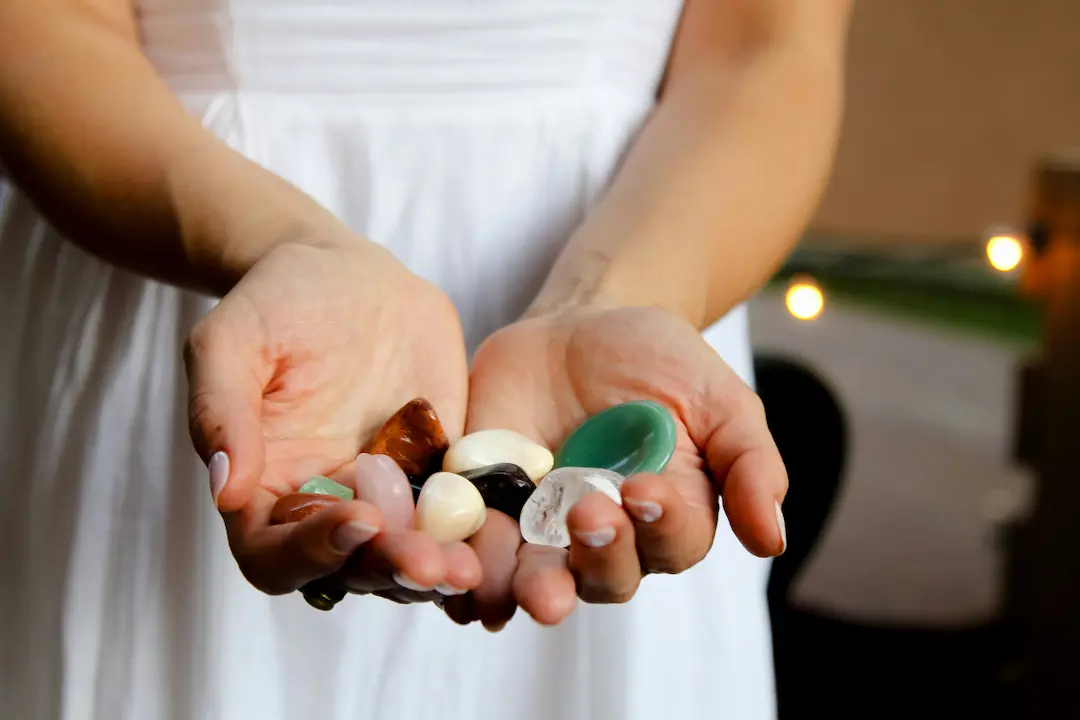 Gigaboulets de plusieurs couleurs dans les mains d'une dame.